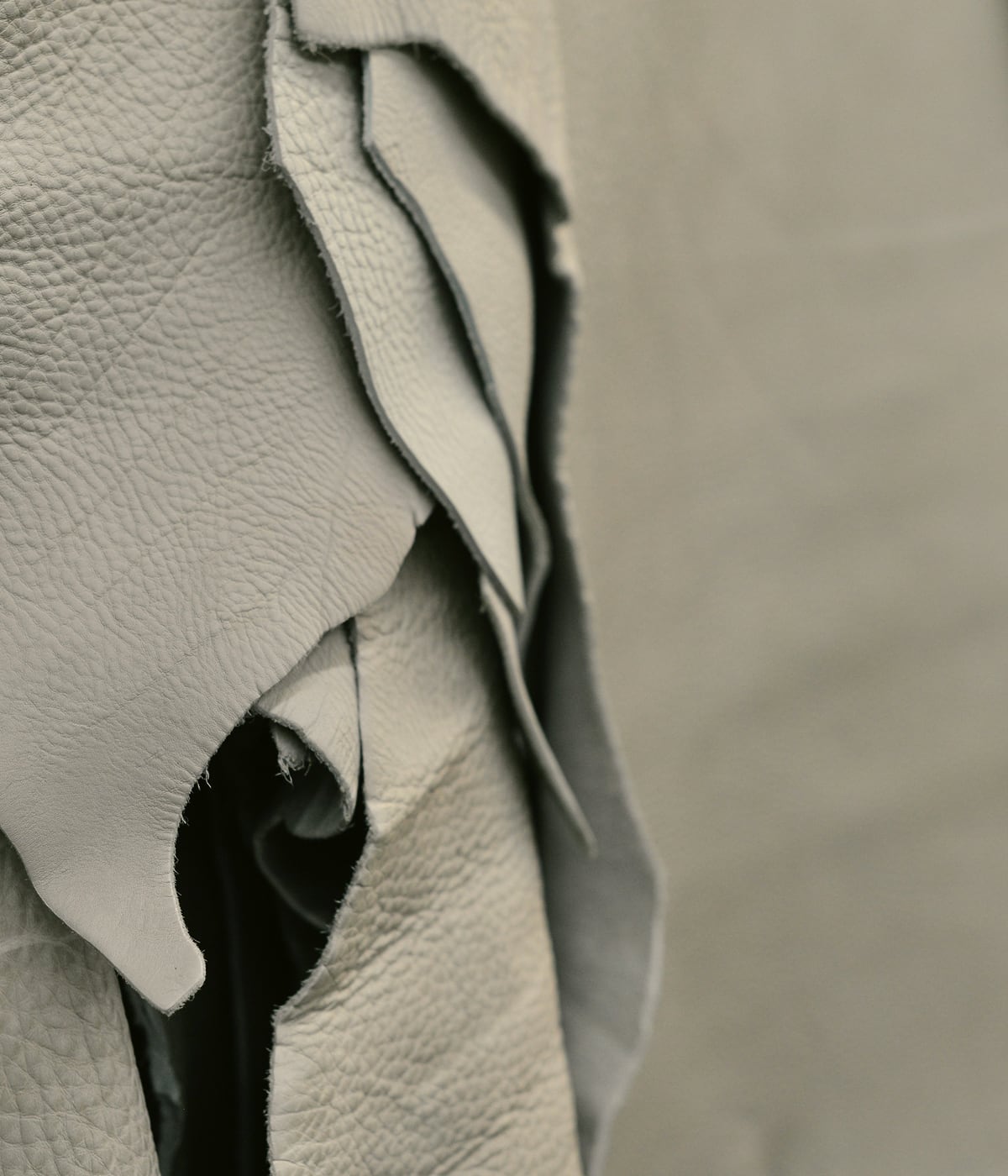 Pelle al naturale chiara, simbolo di autenticità e materia prima tracciabile nella filiera moda. Un materiale vivo, trasparente e sostenibile, pronto a div