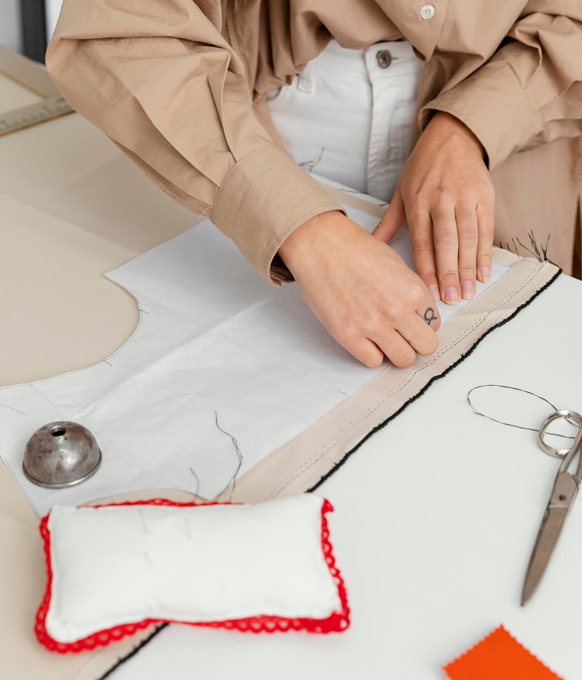 Stilista che lavora nel suo laboratorio, creando modelli esclusivi con un'attenzione meticolosa ai dettagli. La tecnologia Temera supporta ogni fase del pr